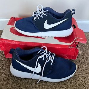 Nike Roshe One Midnight Navy White 5.5Y Women 7.5 in box